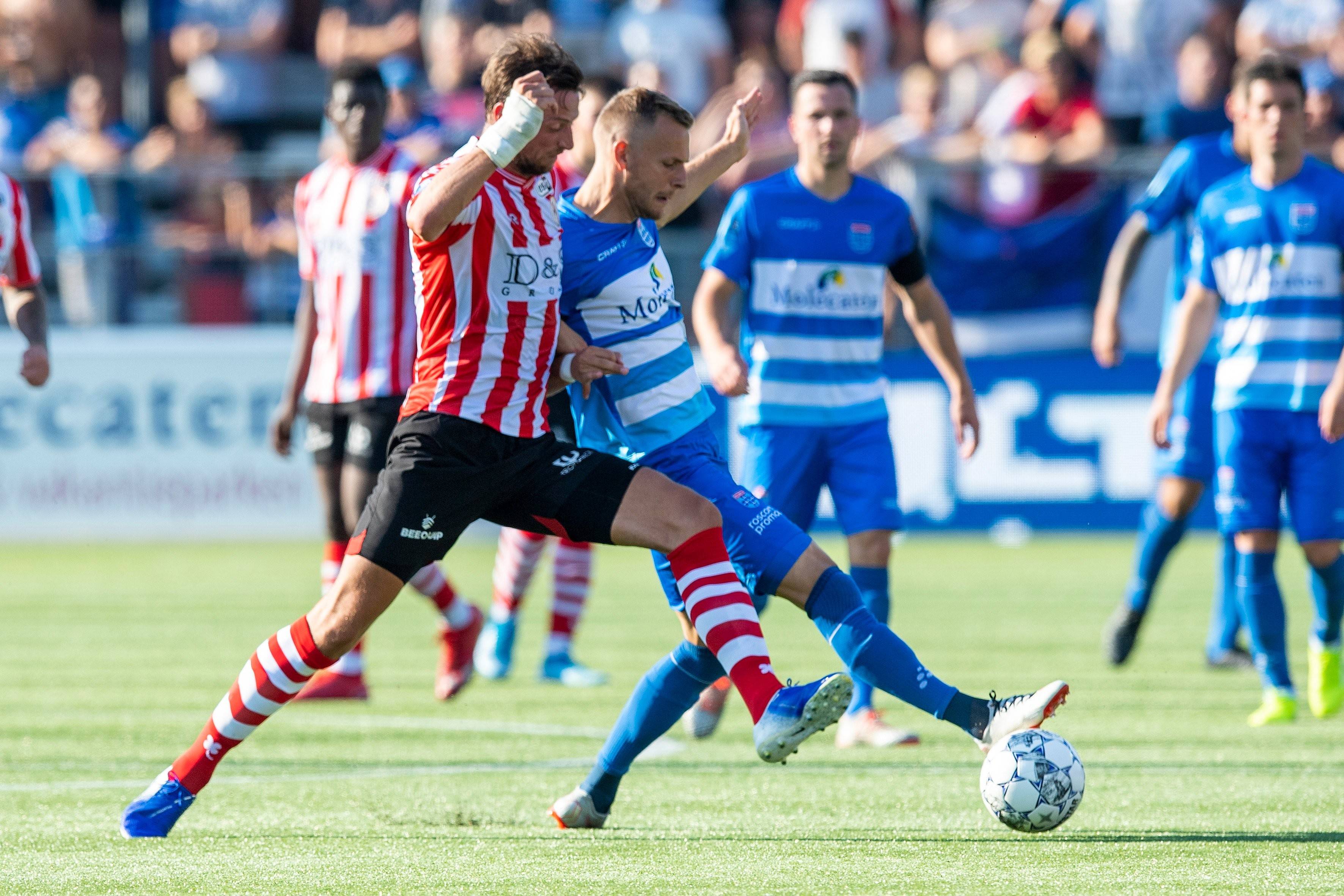 他检查球杆 他检查球杆